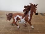 Schleich 13794 Pinto hengst nieuw met vaantje paard pony, Nieuw, Paard, Ophalen of Verzenden, Beeldje of Figuurtje