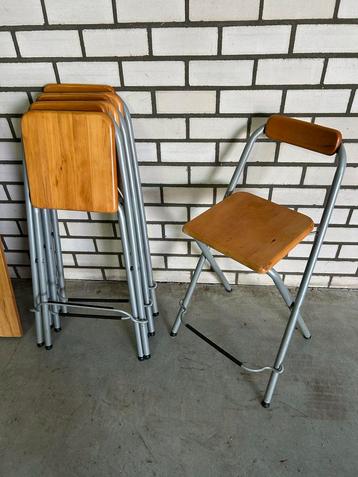 Tafel met 4 Stoelen - Muurbevestiging beschikbaar voor biedingen