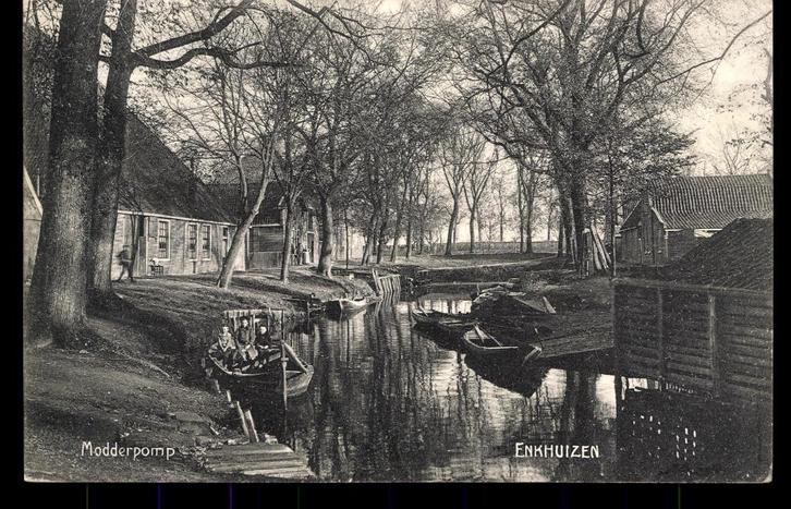 Enkhuizen (N.H.), Modderpomp met volk, ca. 1920, Verzamelen, Ansichtkaarten | Nederland, Ongelopen, Noord-Holland, 1920 tot 1940
