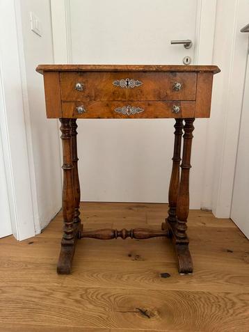 Antiek tafel beschikbaar voor biedingen