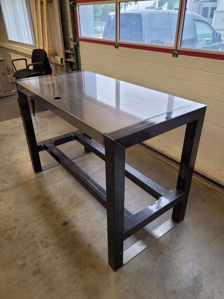 Stoere en robuuste bartafels van staal, Huis en Inrichting, Barren, Zo goed als nieuw, Ophalen