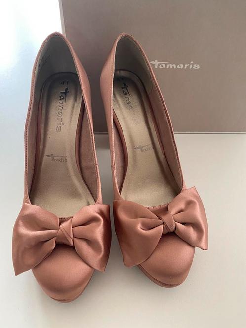 Tamaris pumps maat 41 zijde roze strik hakken, Kleding | Dames, Schoenen, Zo goed als nieuw, Pumps, Roze, Ophalen of Verzenden