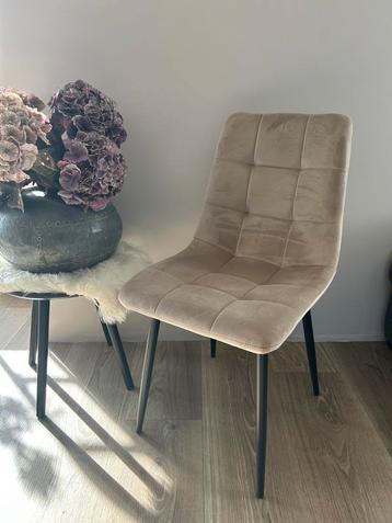 Mooie lichtbeige eetkamerstoelen