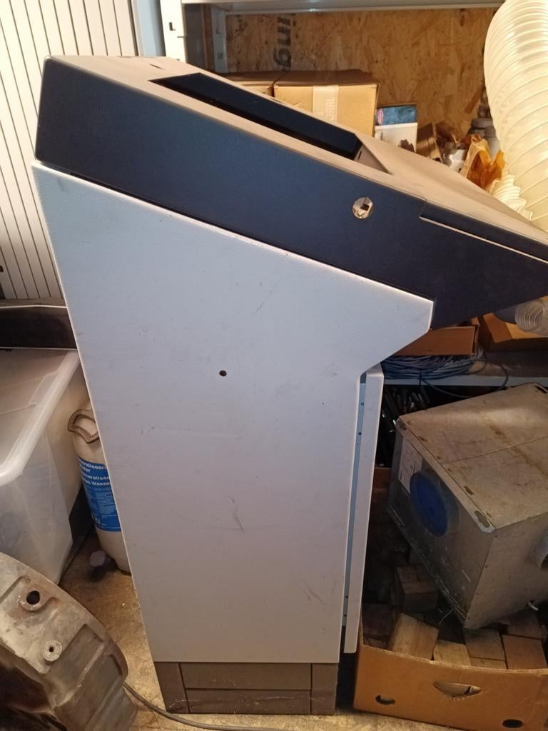 Lessenaar voor machinebediening met klep en uitsparing, Ophalen