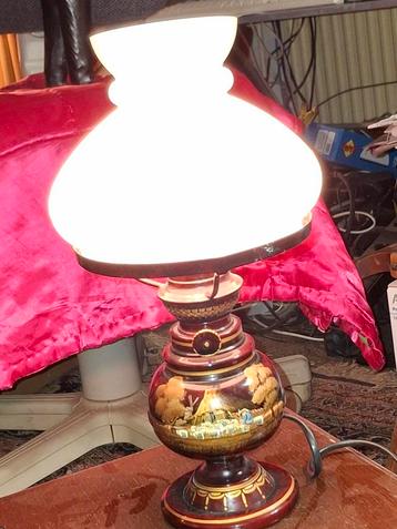 Vintage Lamp met Handgeschilderde Details beschikbaar voor biedingen