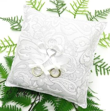 Een schitterende witte ringkussen met een zilveren hartje. beschikbaar voor biedingen