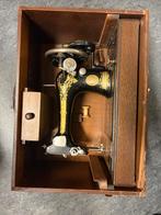 Antieke naaimachine in koffer, Ophalen