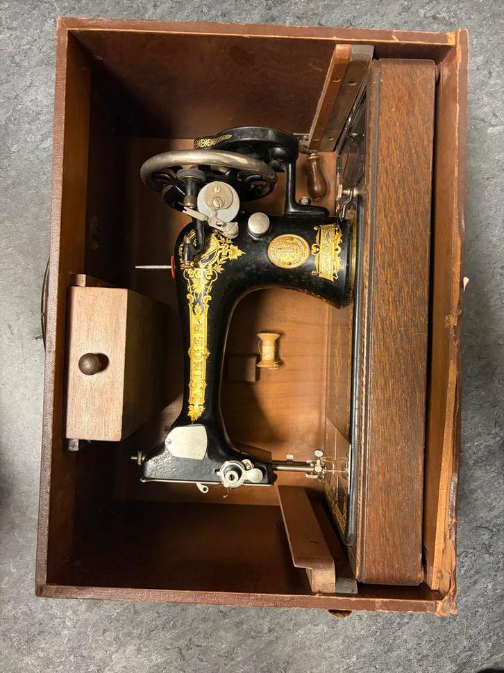 Antieke naaimachine in koffer, Antiek en Kunst, Antiek | Naaimachines, Ophalen