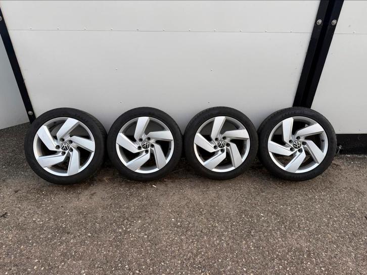 VW Golf GTI/GTD/GTE Velgen + Banden 225/45/17 zeer netjes, Auto-onderdelen, Banden en Velgen, Banden en Velgen, Zomerbanden, 17 inch