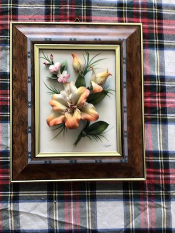 Capodimonte porseleinen vintage plaquette met iris bloemen beschikbaar voor biedingen