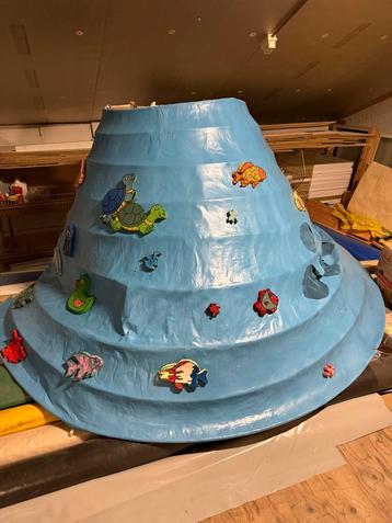 Versierde mantel van papiermache beschikbaar voor biedingen