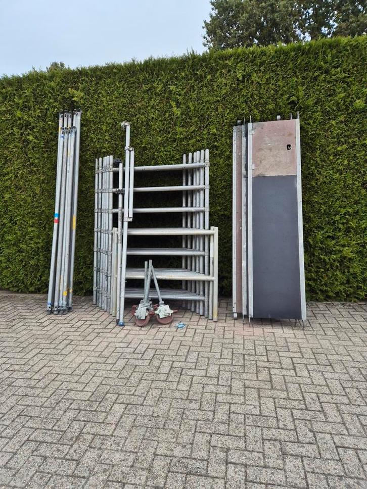 Mooi aluminium rolsteiger 8.20 werkhoogte, Doe-het-zelf en Verbouw, Steigers, Gebruikt, Rolsteiger of Kamersteiger, 5 meter of hoger