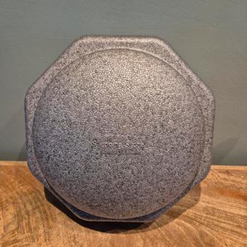 Grijze Stepping Stone beschikbaar voor biedingen