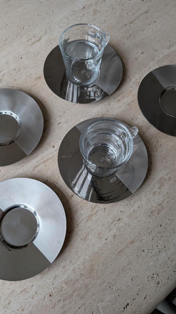 Nespresso kopjes met RVS schotels – Atelier Oï, Huis en Inrichting, Keuken | Servies, Zo goed als nieuw, Kop(pen) en/of Schotel(s)