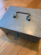 Vintage Geldkistje - Grijs metaal, Huis en Inrichting, Minder dan 50 cm, Gebruikt, Minder dan 50 cm, Ophalen of Verzenden