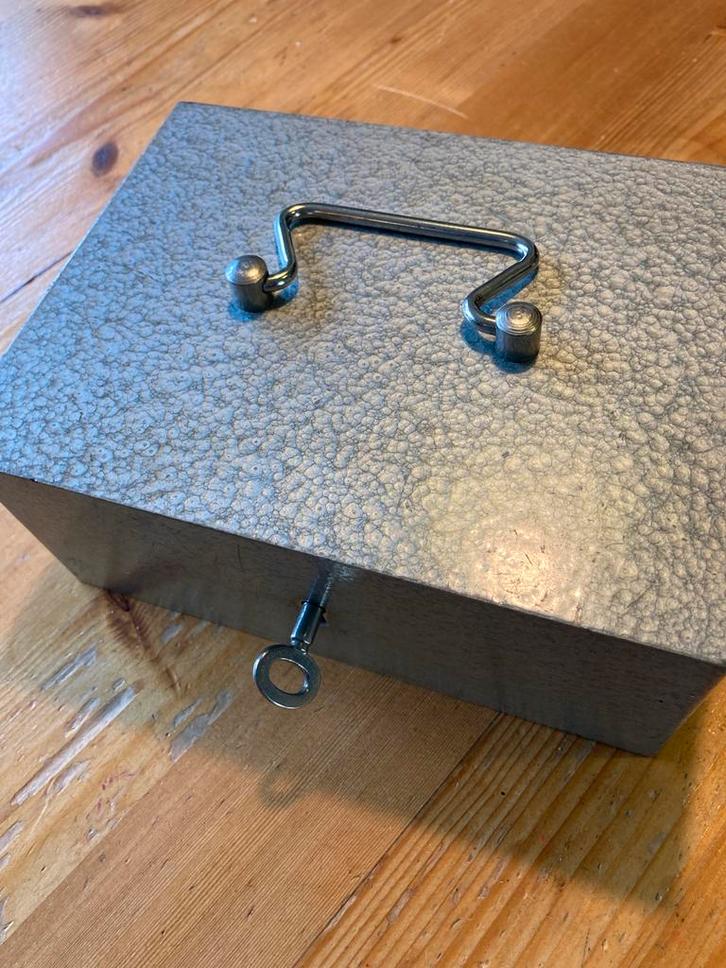 Vintage Geldkistje - Grijs metaal, Huis en Inrichting, Woonaccessoires | Kisten, Gebruikt, Minder dan 50 cm, Minder dan 50 cm