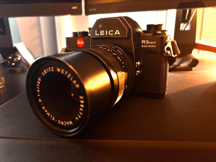 Leica R3 Electronic + Leitz Elmar-R 100mm f/4 + Extra’s, Audio, Tv en Foto, Fotocamera's Analoog, Zo goed als nieuw, Compact, Leica