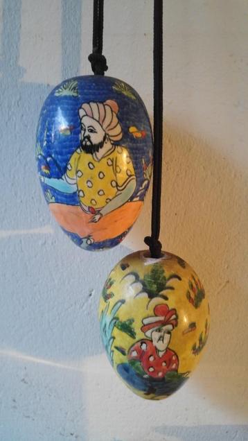 2 handbeschilderde Eieren met Oosterse afbeeldingen. beschikbaar voor biedingen