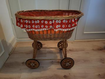 Vintage Rotan Poppenwagen / Wieg beschikbaar voor biedingen