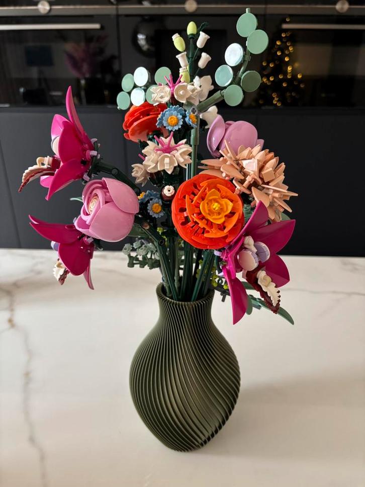 Silky Olive twisted ribbel vaas (o.a. voor LEGO bloemen), Huis en Inrichting, Woonaccessoires | Vazen, Nieuw, Groen, Minder dan 50 cm