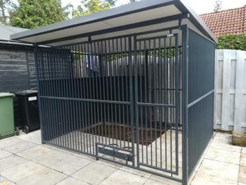 Hondenkennel antraciet met binnenhok beschikbaar voor biedingen