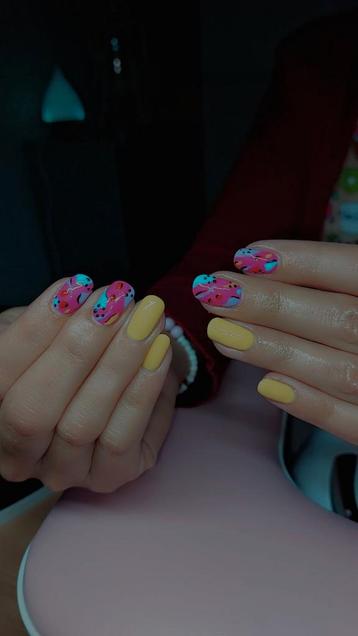 Acryl nagels ede  beschikbaar voor biedingen