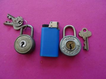2x oude hangsloten hangslot slot sloten sleutels sleutel beschikbaar voor biedingen