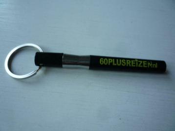 60plusreizen Sleutelhanger met een ingebouwde pen beschikbaar voor biedingen