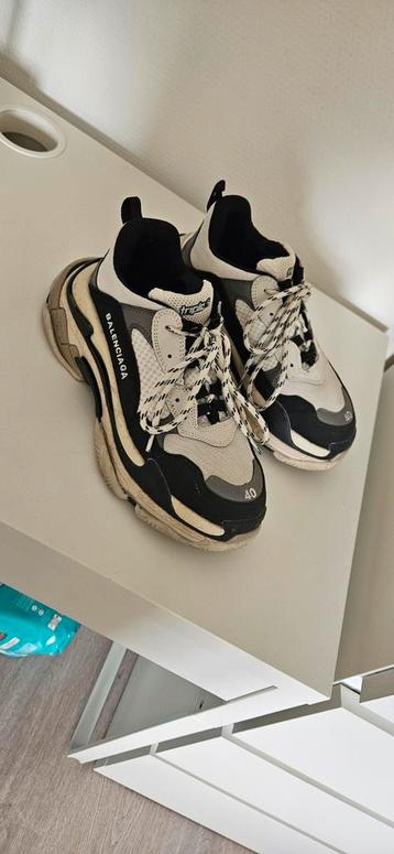 Balenciaga schoenen Triple S beschikbaar voor biedingen