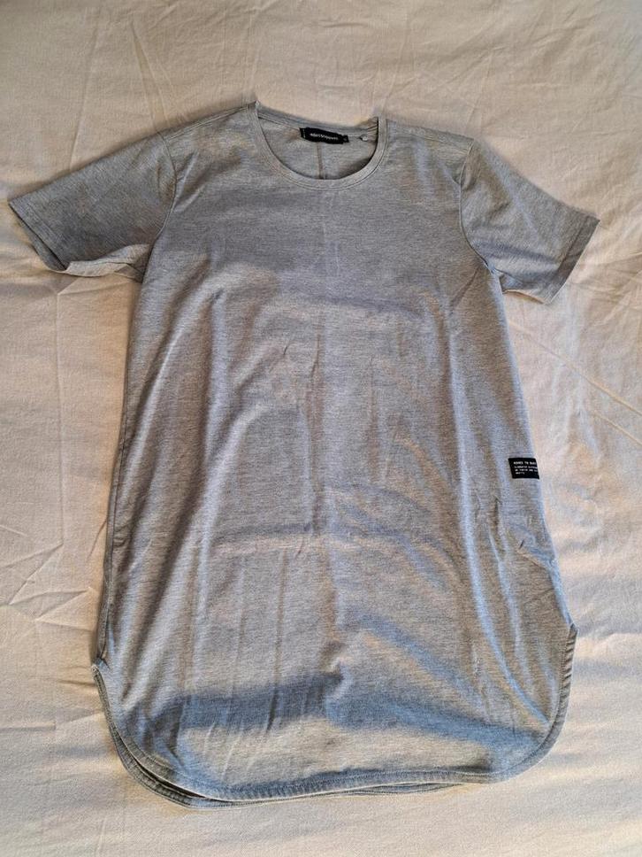 Grijs t-shirt Ashes to Dust, maat XS, extra lang model, Kleding | Heren, T-shirts, Zo goed als nieuw, Maat 46 (S) of kleiner, Grijs