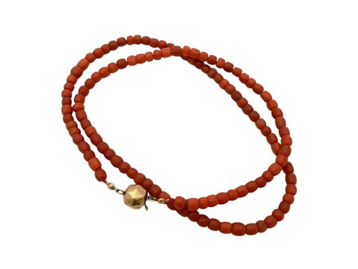 Lang antiek bloedkoraal collier aan gouden slot, L 62 cm., Sieraden, Tassen en Uiterlijk, Antieke sieraden, Ketting, Goud, Met edelsteen