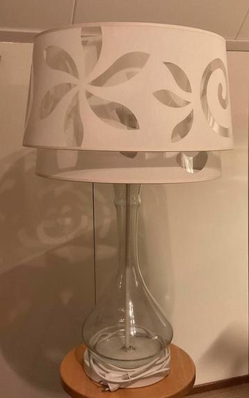 Te koop Glazen Tafellamp met dubbele witte kap beschikbaar voor biedingen