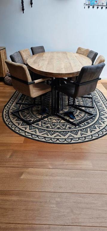 Rond vloerkleed met patroon beschikbaar voor biedingen