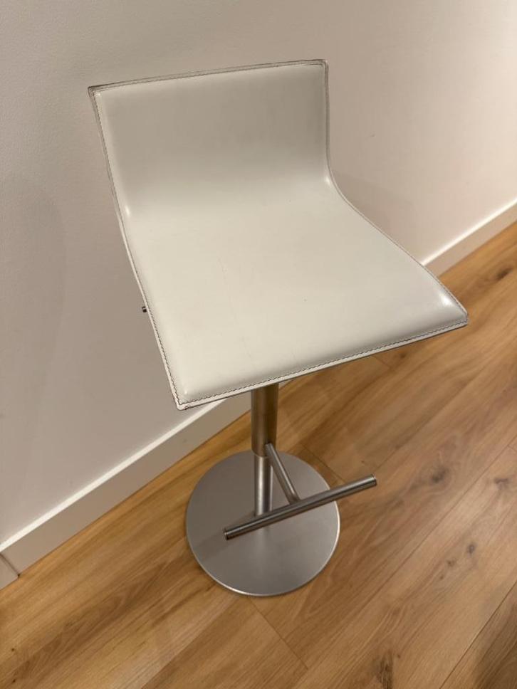 Barkrukken Lapalma Thin White, Huis en Inrichting, Barkrukken, Gebruikt, 60 tot 90 cm, Leer, 2 krukken, Draaibaar, Ophalen