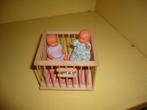 Mie18<> houten box met baby popjes, Verzamelen, Poppenhuizen en Toebehoren, Poppenhuis, Zo goed als nieuw, Verzenden