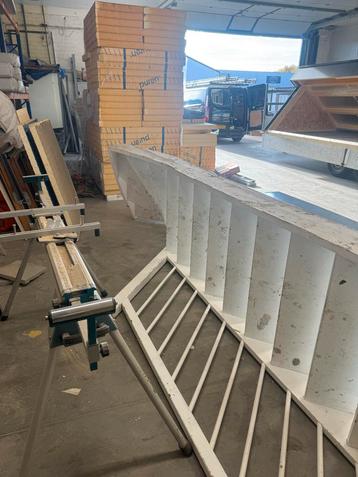 Vaste trap met bocht, 14 treden beschikbaar voor biedingen