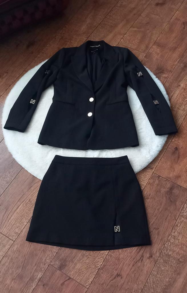 Nikkie Zwart Pak met Gouden Details - Maat 38, Kleding | Dames, Jasjes, Kostuums en Pakken, Zo goed als nieuw, Kostuum of Pak