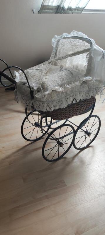 Antieke poppenwagen beschikbaar voor biedingen