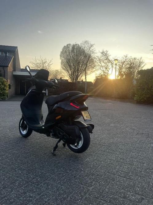 Piaggio zip 4 takt, Fietsen en Brommers, Brommerhelmen, Zo goed als nieuw, Ophalen of Verzenden