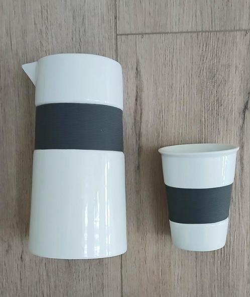 Waterkan met beker , porselein met rubber., Huis en Inrichting, Keuken | Servies, Ophalen of Verzenden