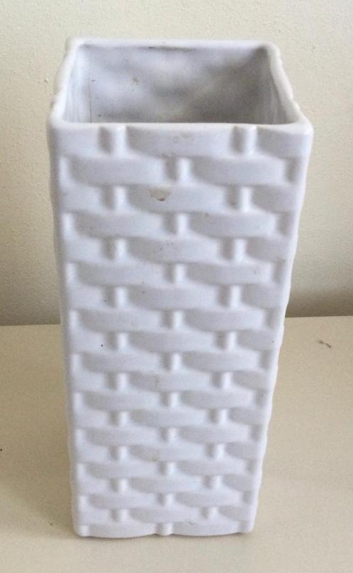 Witte vaas, vierkant met “gevlochten” motief, Huis en Inrichting, Woonaccessoires | Vazen, Gebruikt, Wit, Minder dan 50 cm, Aardewerk of Porselein