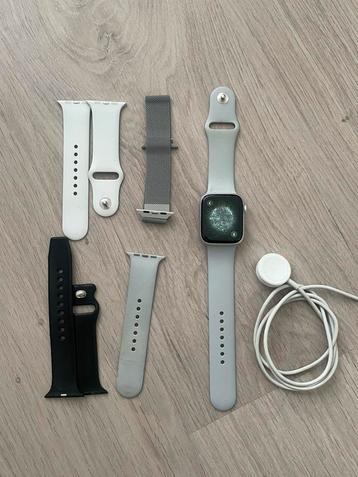 Apple Watch Series 5 – 44mm Aluminium + Bandjes + Oplader beschikbaar voor biedingen