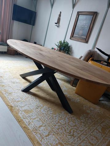Grootte ovalen houten tafel met Matrix onderstel. beschikbaar voor biedingen