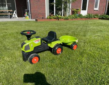 Looptractor met aanhanger | Claas beschikbaar voor biedingen