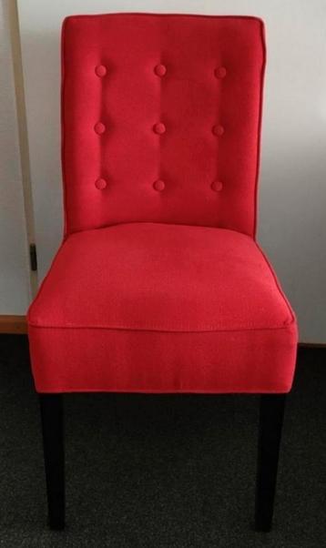 Rode gestoffeerde stoel
