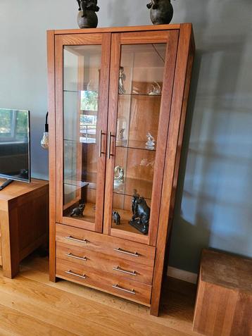 Houten vitrinekast met glazen deuren en lades beschikbaar voor biedingen
