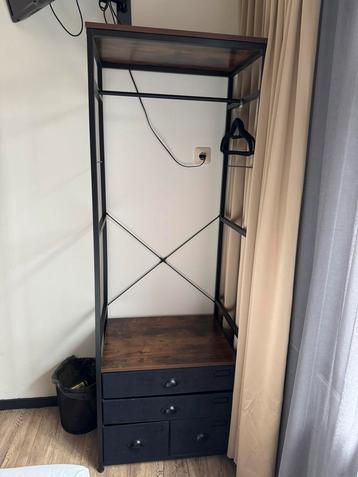 Garderobe kastje beschikbaar voor biedingen