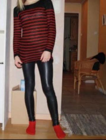 Legging cq tregging van imitatieleer met rode imitatieleren  beschikbaar voor biedingen