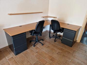 Hoekbureau met ladeblokken en bureaustoelen beschikbaar voor biedingen