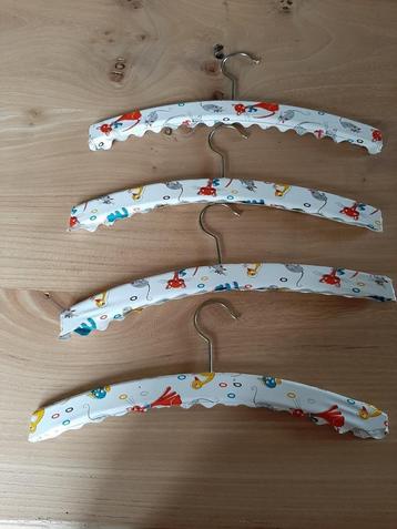 Brocante vier kinder/ baby kledinghangers uit de jaren 60 beschikbaar voor biedingen